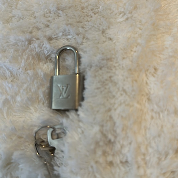 Louis Vuitton Silver Matte Lock & Keys # 315 - Picture 5 of 6